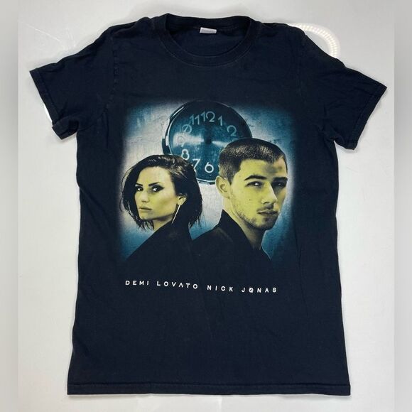 Gildan Tops - Demi Lovato Nick Jonas Future Now Tour 2016 Graphic T-shirt Women Small Music